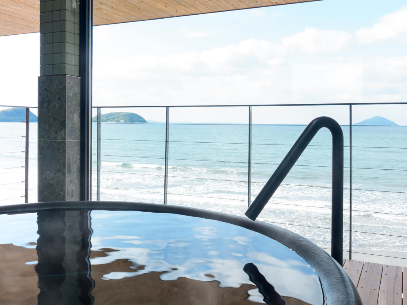 室内のガレージに駐輪したバイクを見る