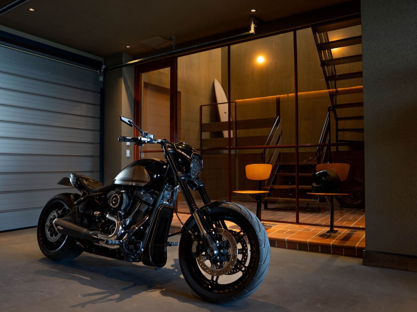 室内のガレージに駐輪したバイクを見る